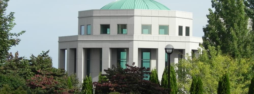 A photo of the Natural Resources Building on the Washington state Capitol Campus. 