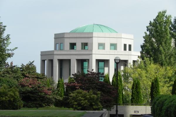 A photo of the Natural Resources Building on the Washington state Capitol Campus. 