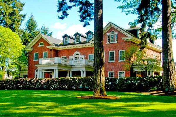 The Governor's Mansion in summertime.